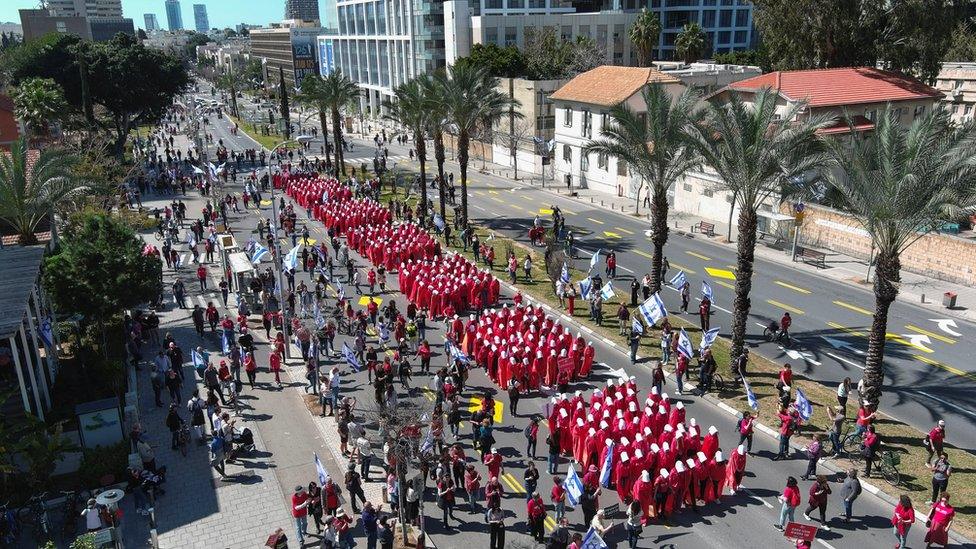 Anti-government protesters in Tel Aviv, Israel, dressed up as "handmaids" (16 March 2023)