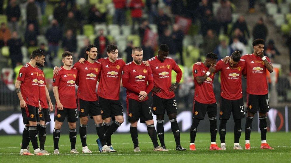 United team line up for penalties