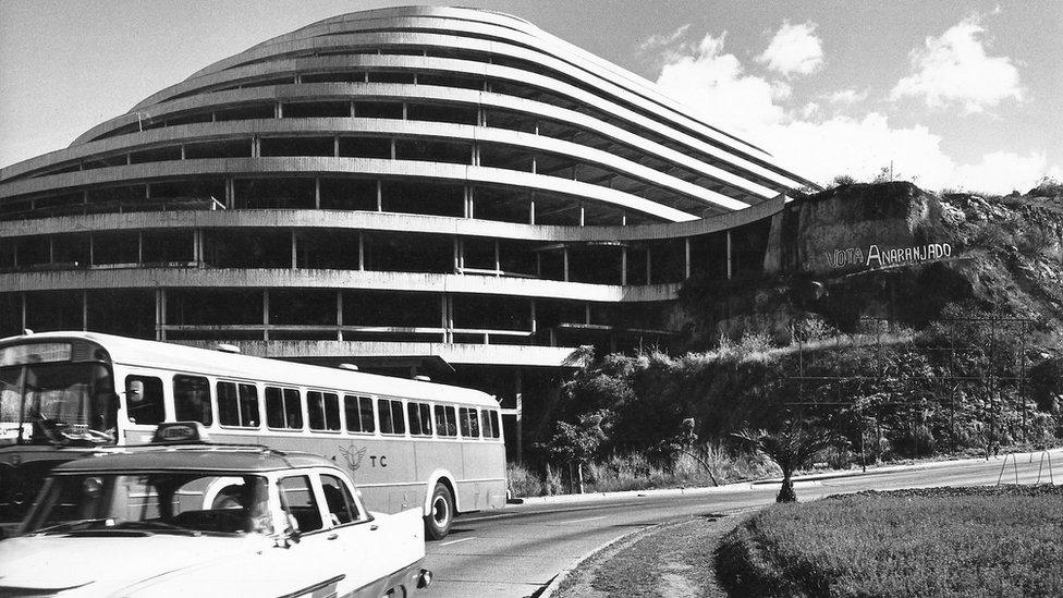 El Helicoide during its construction seen from the ground