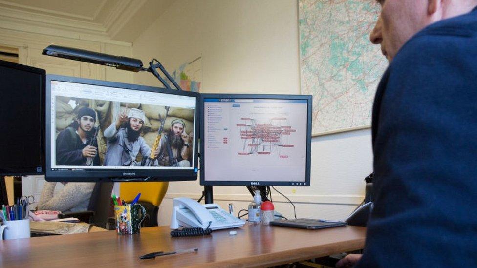 French police checking jihadist website, Oct 2015