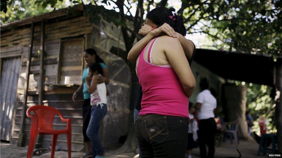 Women embrace each other as they mourn their cousins, Olocuilta, El Salvador (15 July 2015)