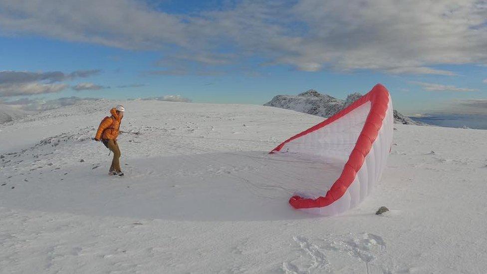 Hedfan oddi ar y Glyderau gyda parachute