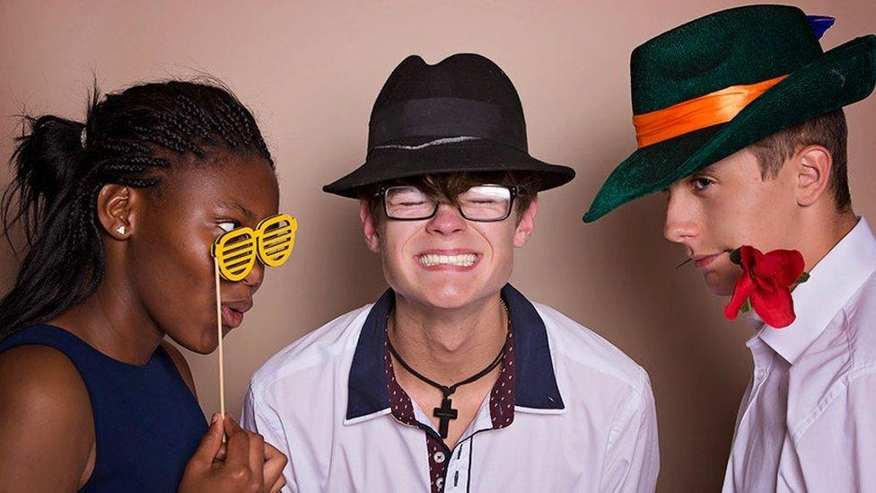 "Kgomsie Ngwenya, Morgan Williams a ffrind yn Stiwdio Sydyn Souled Out, digwyddiad Cristnogol i bobl ifanc yng Ngholeg y Bala."