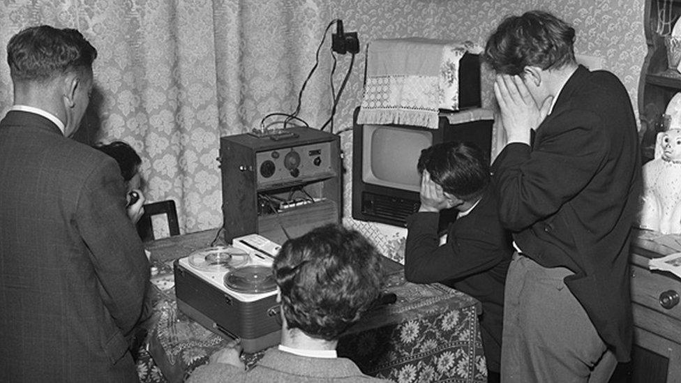 Rhai o aelodau Plaid Cymru'n darlledu "Radio Wales" yn anghyfreithlon am y tro cyntaf yn y gogledd ar Awst 6, 1959