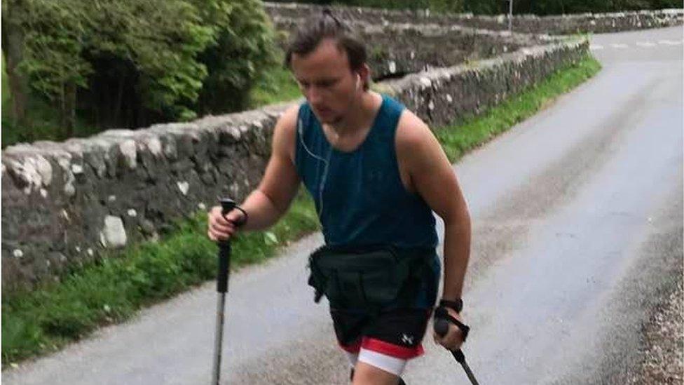 Finlay'n defnyddio ffyn ar ol anaf