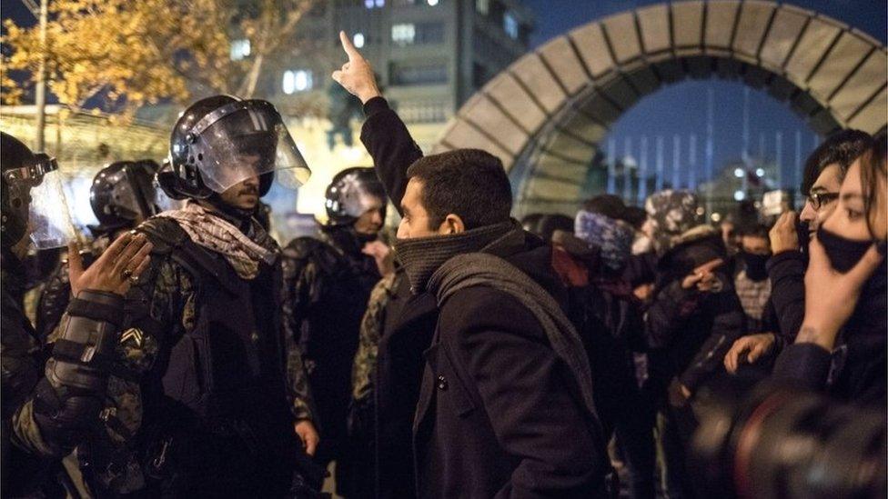 Iranian protester confronts policeman in Tehran (11/01/20)