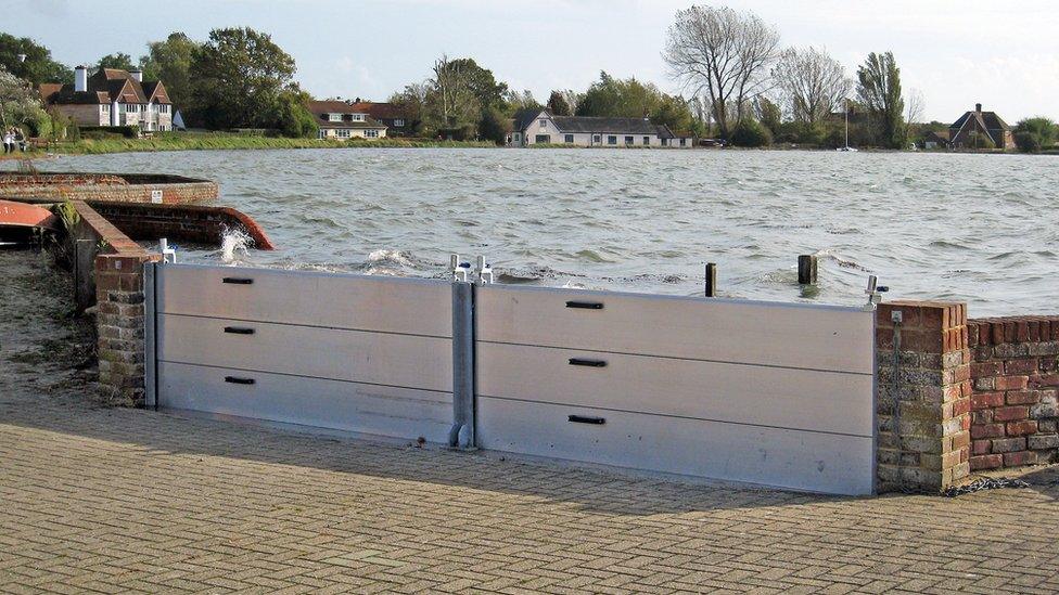 Demountable flood barrier