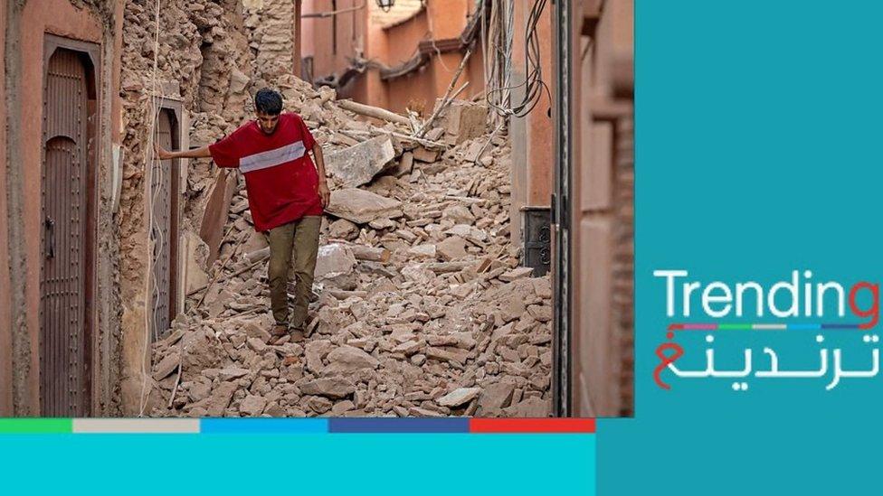 صورة لرجل يشق طريقه بين ركام المنازل التي وقعت عقب زلزال المغرب