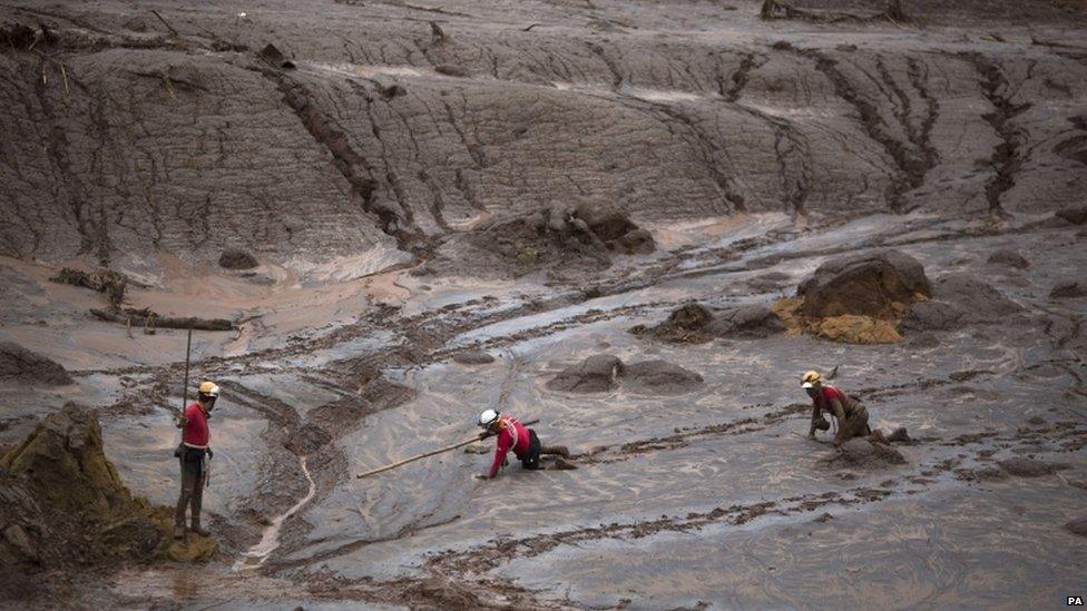 Rescue workers in Bento Rodrigues