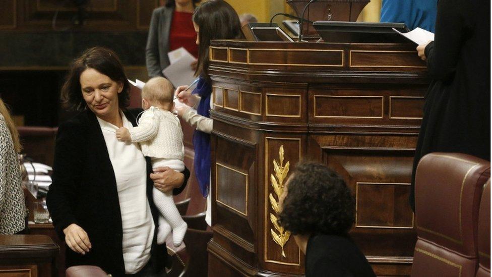 Carolina Bescansa (L) after voting to choose a new Speaker for the Lower House as she holds her baby during the formation session of the chamber in Madrid, Spain, 13 January