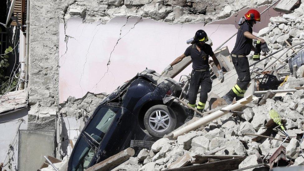 Rescuers in Pescara del Tronto, 25 Aug 16