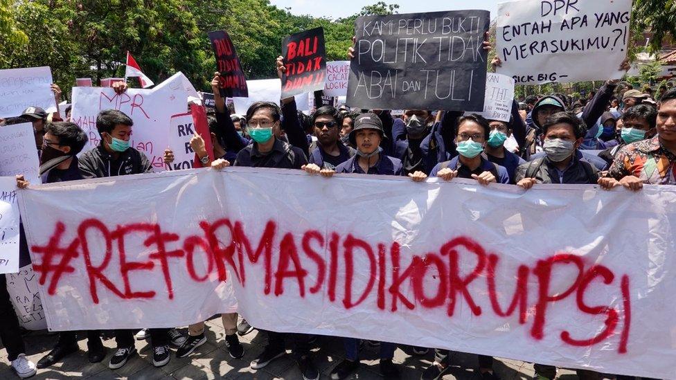 Protesters with banners against the new corruption law