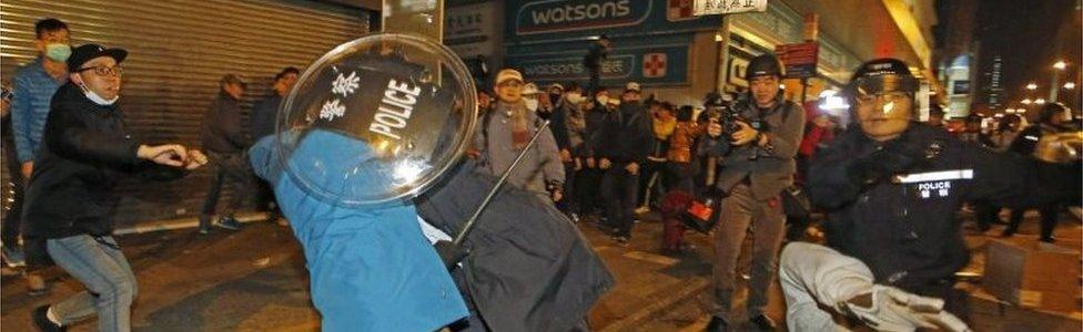 Police and public scuffle in Mong Kok, Hong Kong (9 Feb 2016)