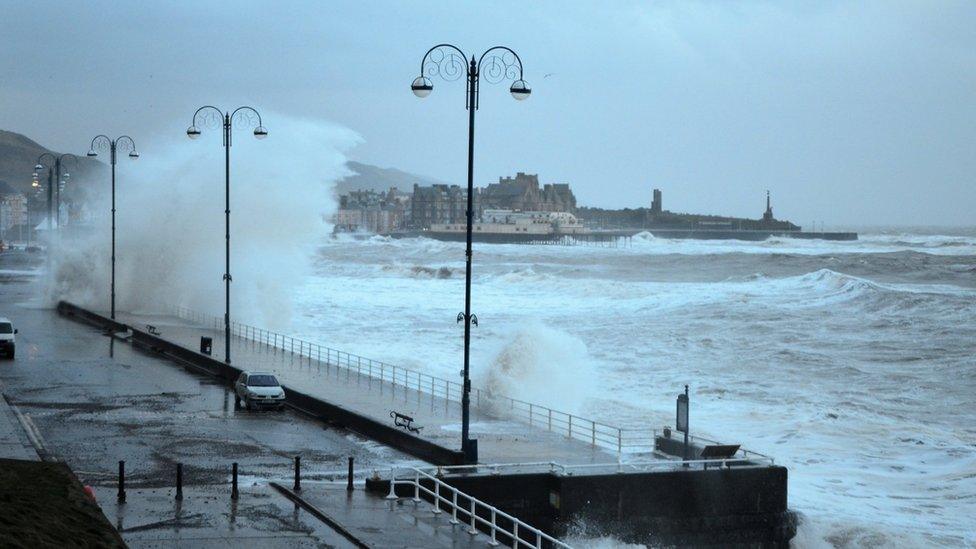 Ac yn ôl yn Aberystwyth, roedd y tonnau dal yn uchel wedi i'r haul godi