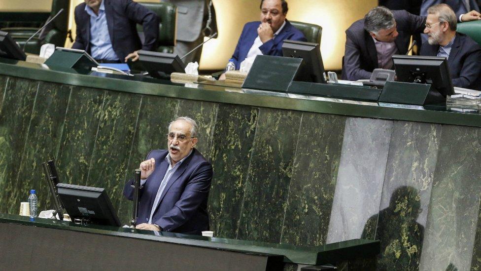 Iranian economy minister Masoud Karbasian defends himself in parliament in Tehran, 26 August 2018