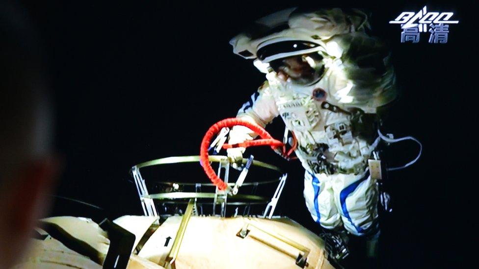 TV-broadcast-of-Chinese-spacewalk