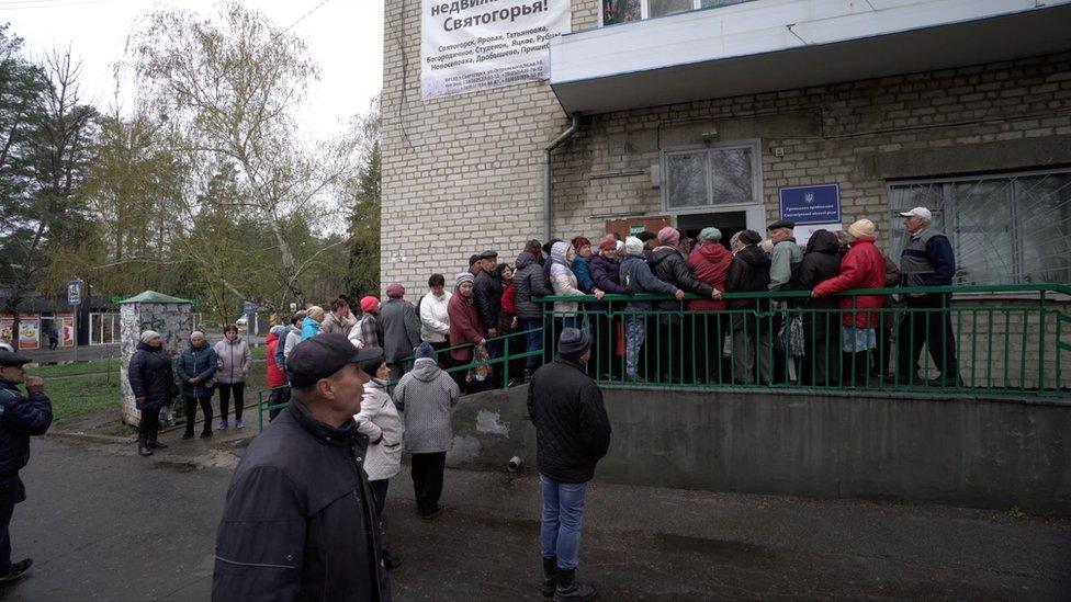 Donbas residents queue for food