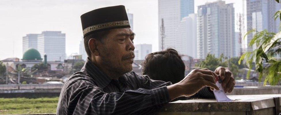 An Indonesian man votes in Jakarta, Indonesia (15 Feb 2017)