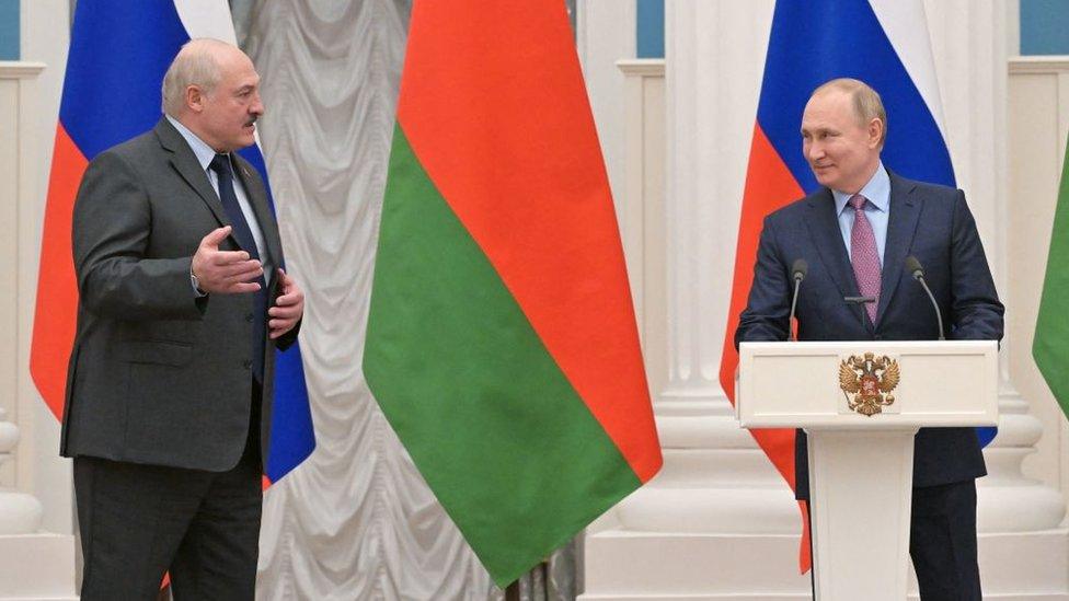 Russia's President Vladimir Putin (R) and his Belarus counterpart Alexander Lukashenko