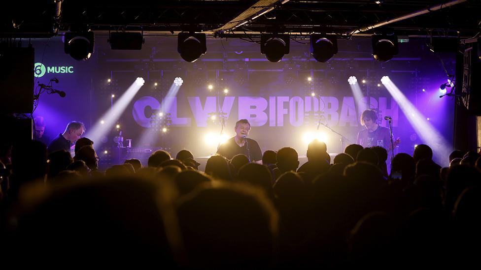 James Dean Bradfield a Nicky Wire ar lwyfan Clwb Ifor Bach