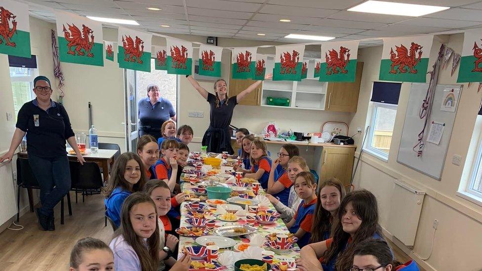 Aelodau o Girlguiding Cymru yng Nghaergybi