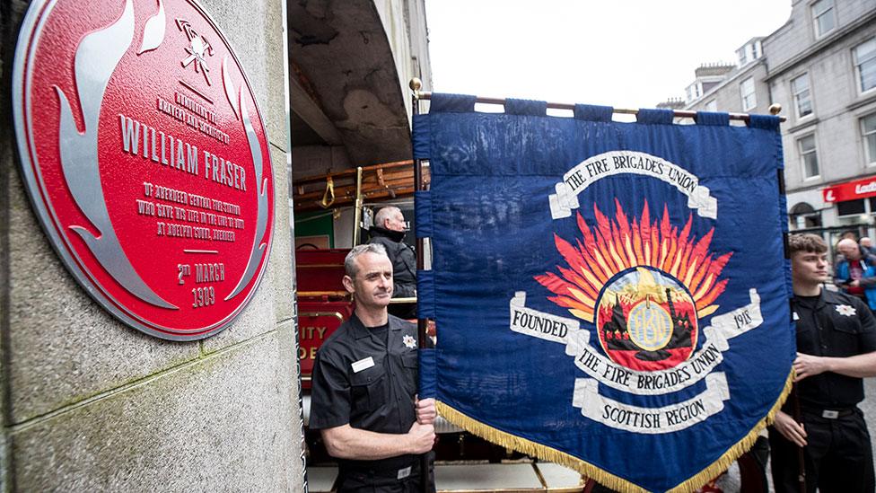 Red plaque remembering William Fraser