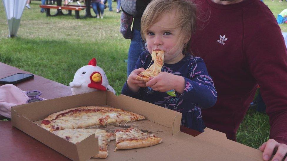 Eisteddfod yr Urdd cynta Lina, ac mae angen llond bol o bitsa cyn sioe Cyw