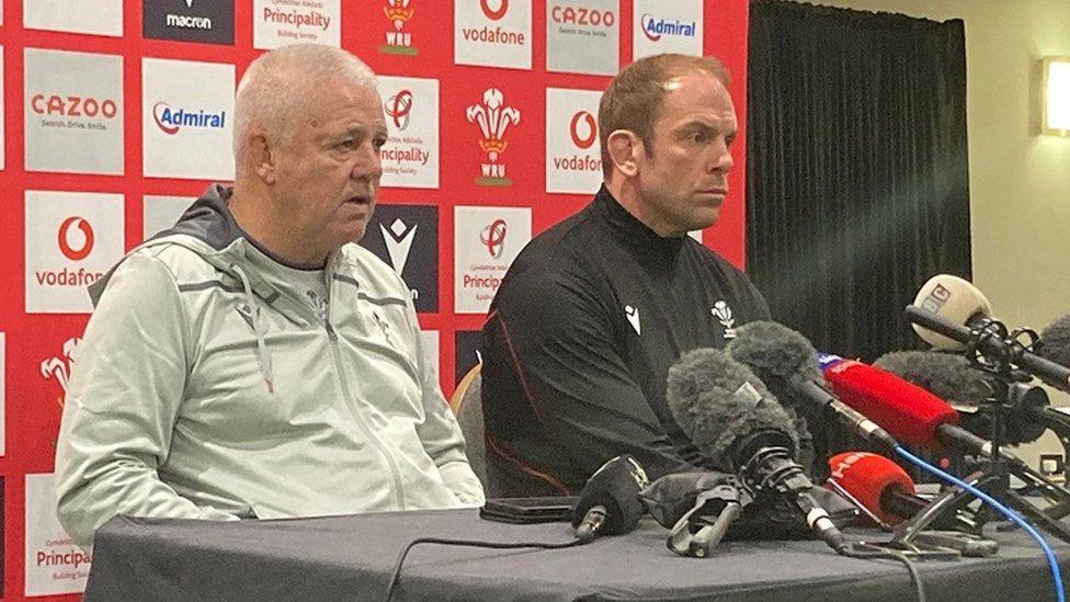 Warren Gatland ac Alun Wyn Jones yn wynebu'r wasg ddydd Iau