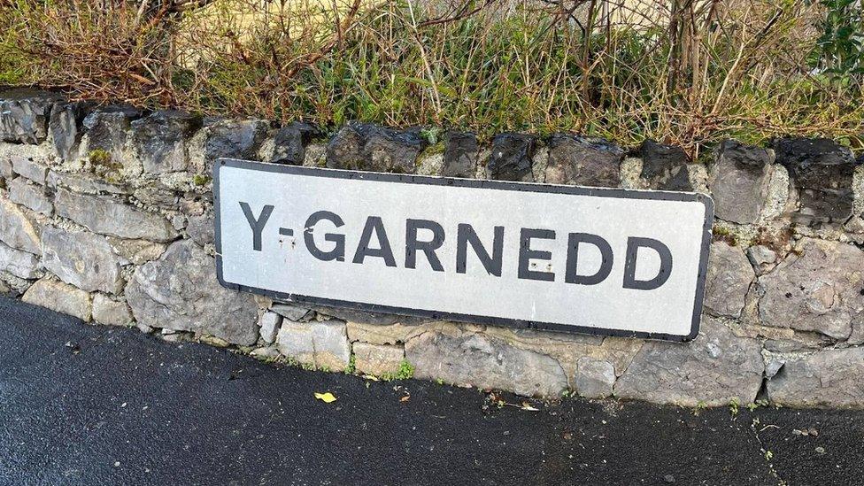 Arwydd Stad y Garnedd, Llanfairpwll