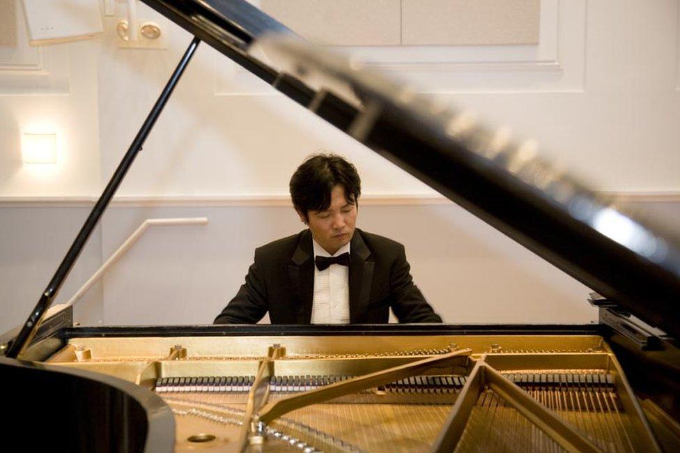 Kim Cheol-woong playing a piano