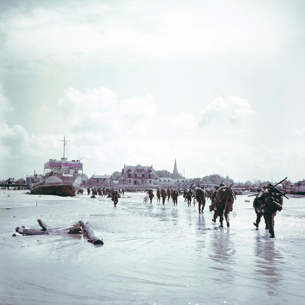 Canadian troops walk ashore at Bernières-sur-Mer