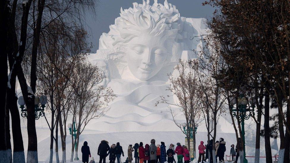 large-woman-head-ice-sculpture.