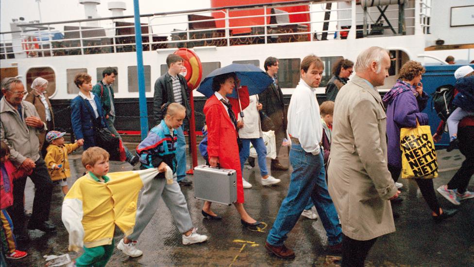 Disembarking, landing stage (change in the weather), (1994), Tom Wood