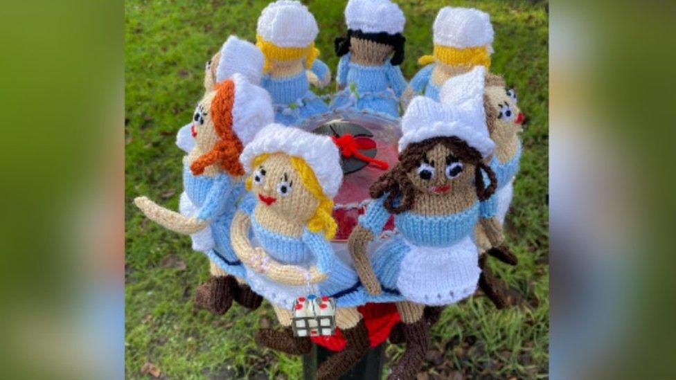 The knitted eight maids milking