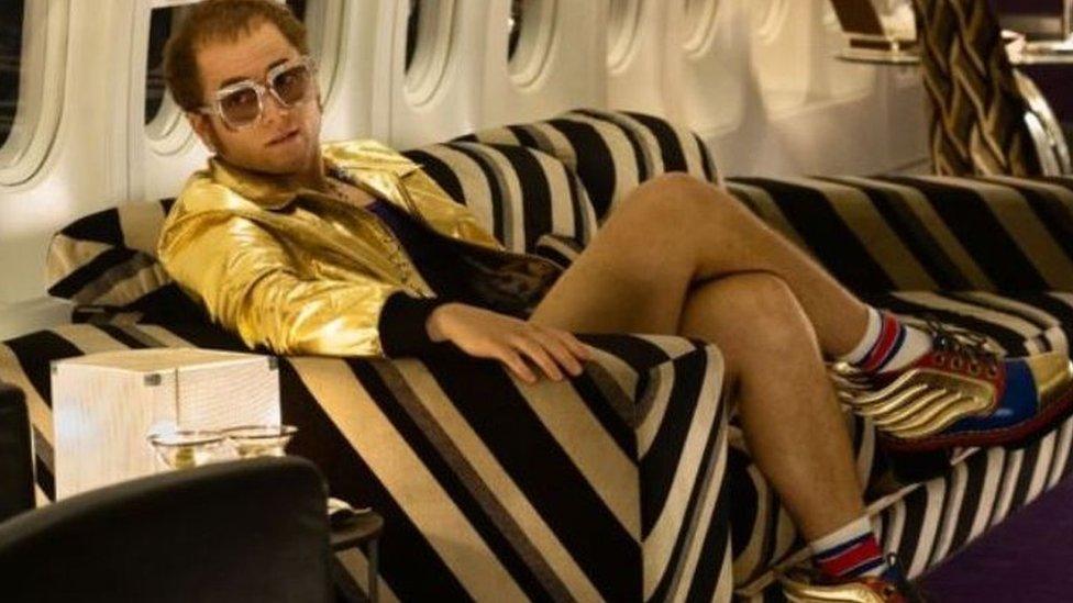 Taron Egerton yn y ffilm Rocketman