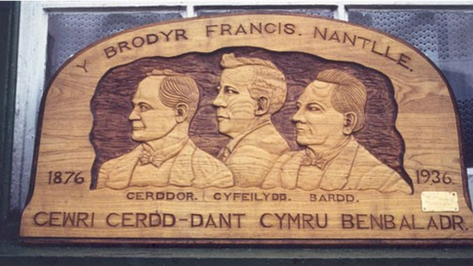 Cofeb i'r Brodyr Francis; Owen Francis, Bob Owen a Griffith Francis, gan T. Alun Williams, sydd yng nghapel Drws-y-coed