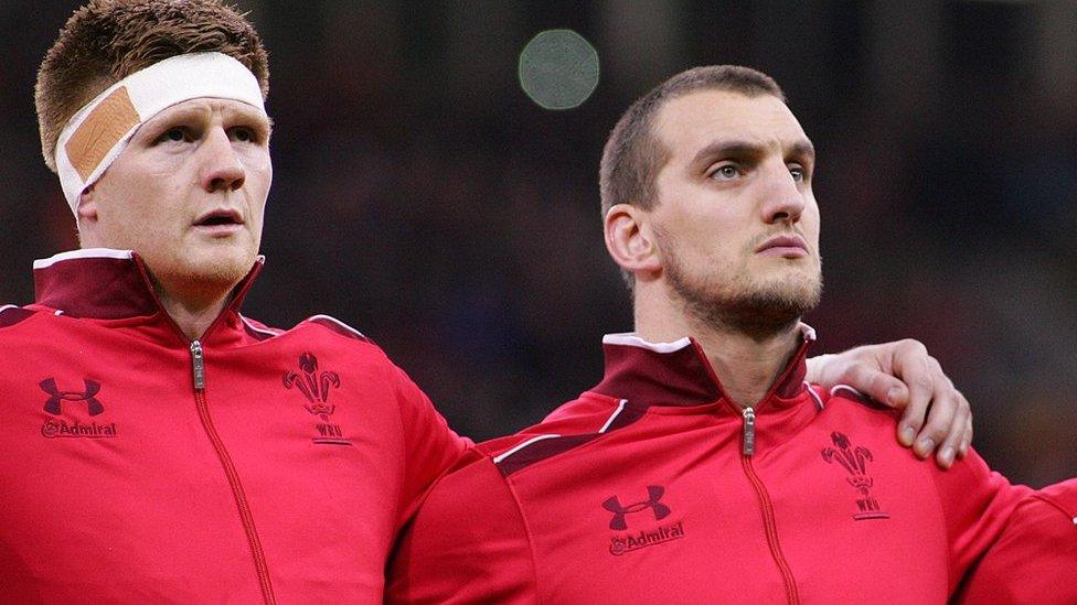 Andrew Coombs gyda Sam Warburton yn 2014