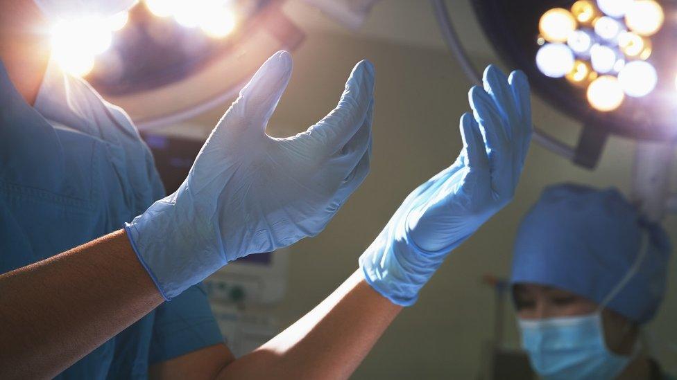 Surgeon's gloves