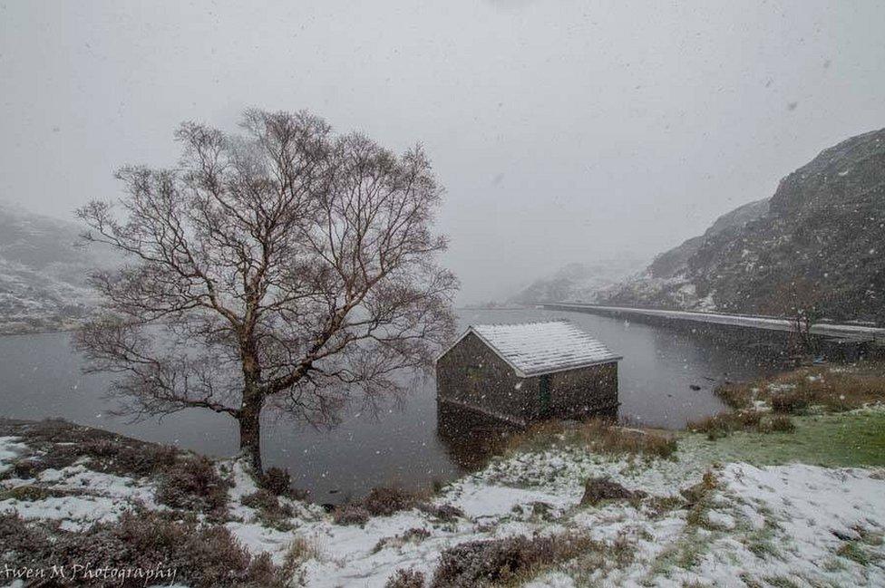 Eira'n syrthio ar Lyn Ogwen