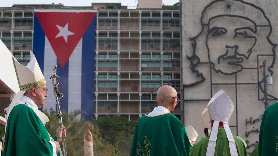 The Pope performs Mass in front of a sculpture of Ernesto "Che" Guevara