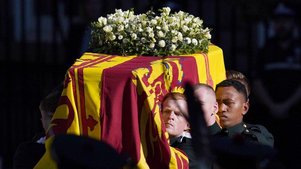 Queen's coffin leaves St Giles'