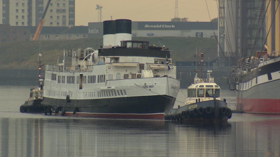 Queen Mary 2 being towed