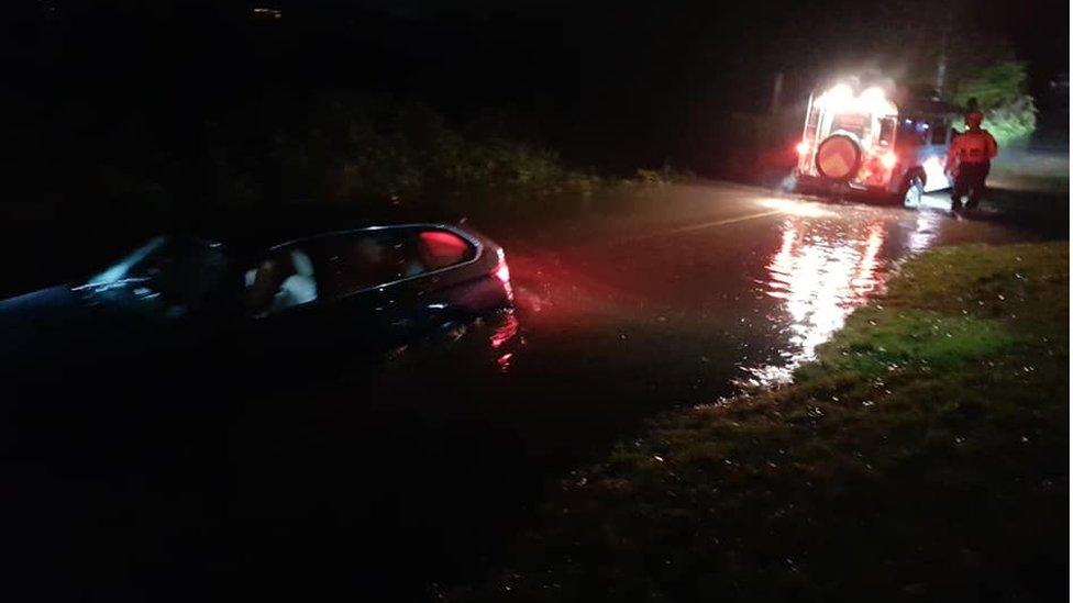 Car being rescued from near The Boat Inn