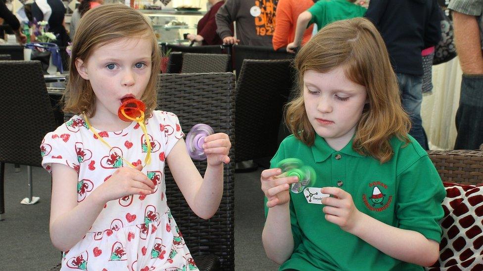 Melisa a Tesni o Gerrigydrudion yn lleddfu'r pwysau gyda siwgr a 'fidget spinners'