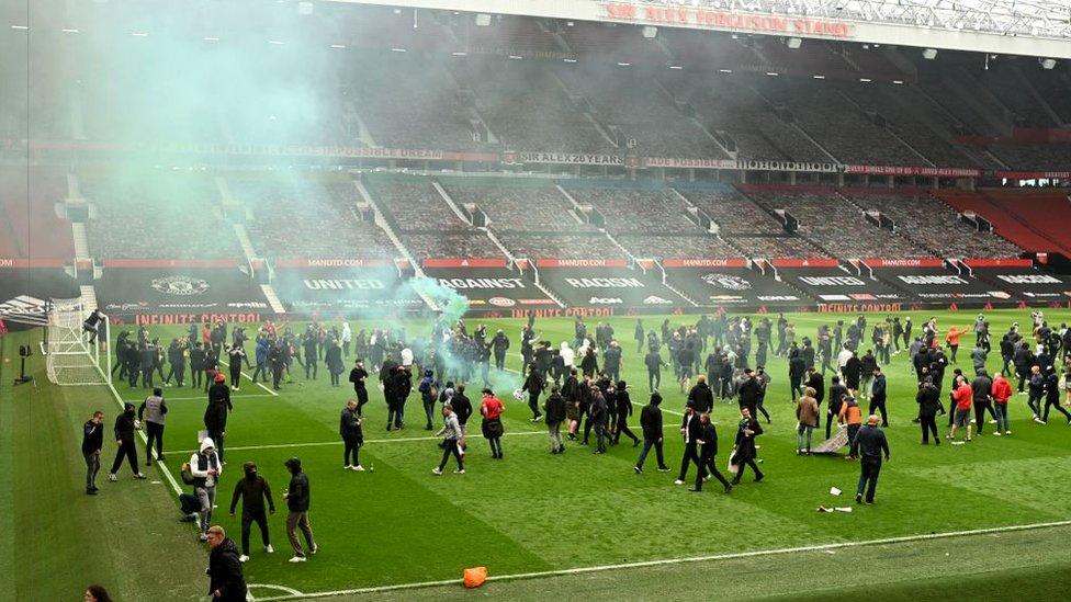 protestors-on-pitch-old-trafford.