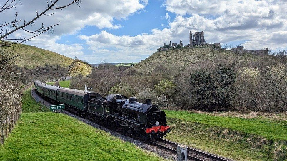 SUNDAY - Corfe Castle