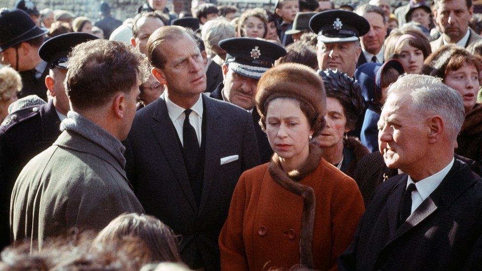 Y Frenhines yn Aberfan 1966