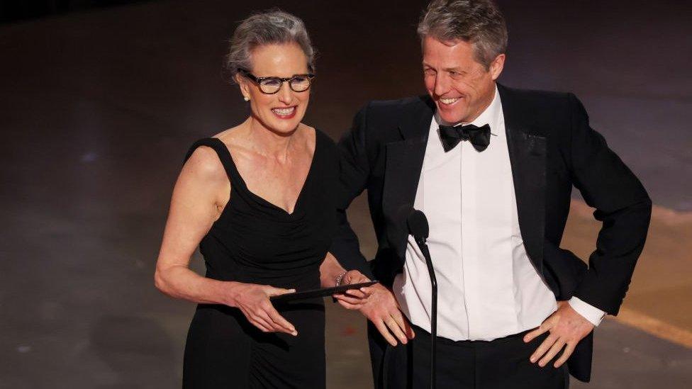 Hugh Grant and Andie MacDowell at the Oscars