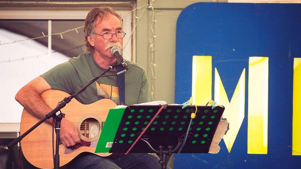 Y bytholwyrdd Tecwyn Ifan yn mwynhau bod nôl yn y gorllewin