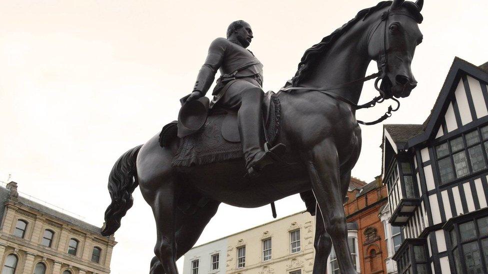 Statue in Wolverhampton